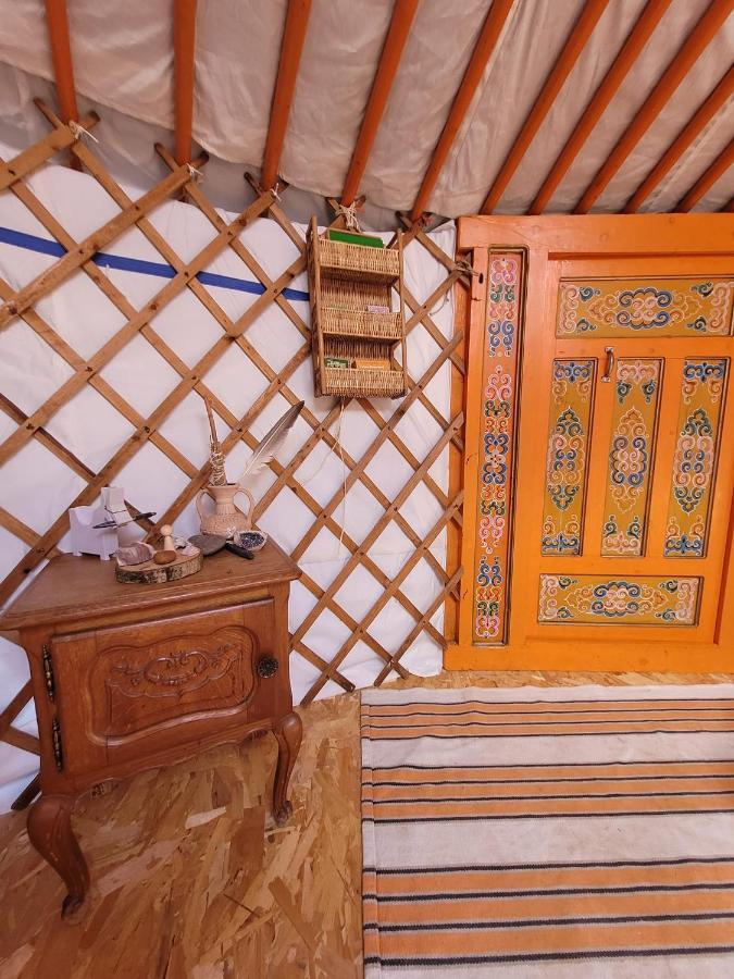 Slapen Tussen De Ezels In De Yurt Hotel Aarschot Exterior foto
